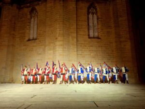 Bandierai degli Uffizi schierati durante un'esibizione serale a Tortosa