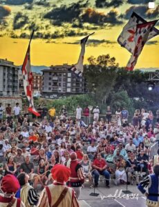 Bandiere dei Bandierai degli Uffizi durante un'esibizione davanti al pubblico di Tortosa