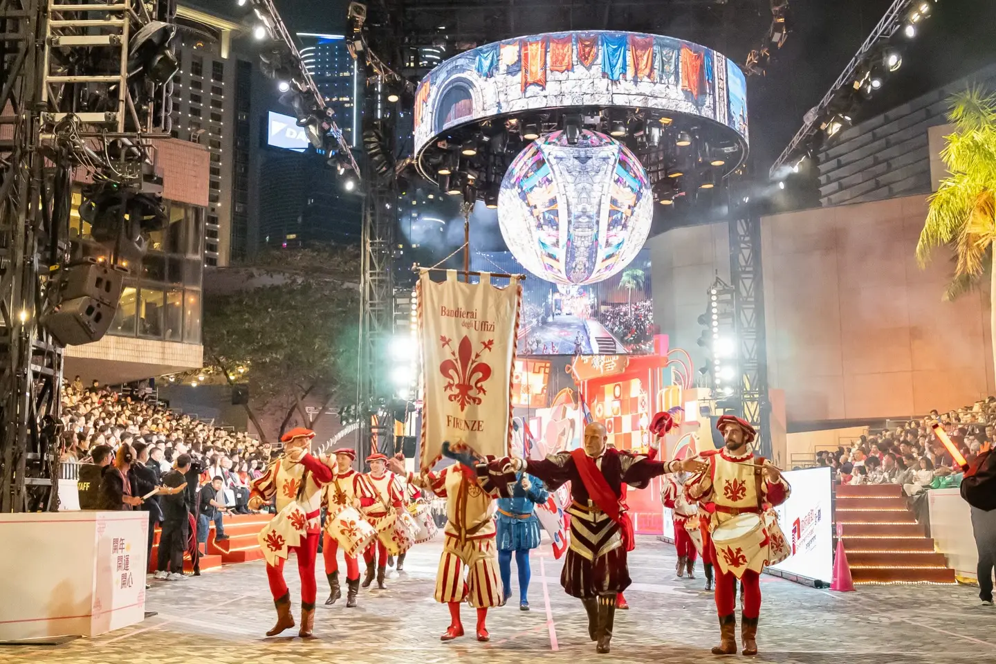 Bandierai degli Uffizi durante la Cathay International Chinese New Year Night Parade a Hong Kong