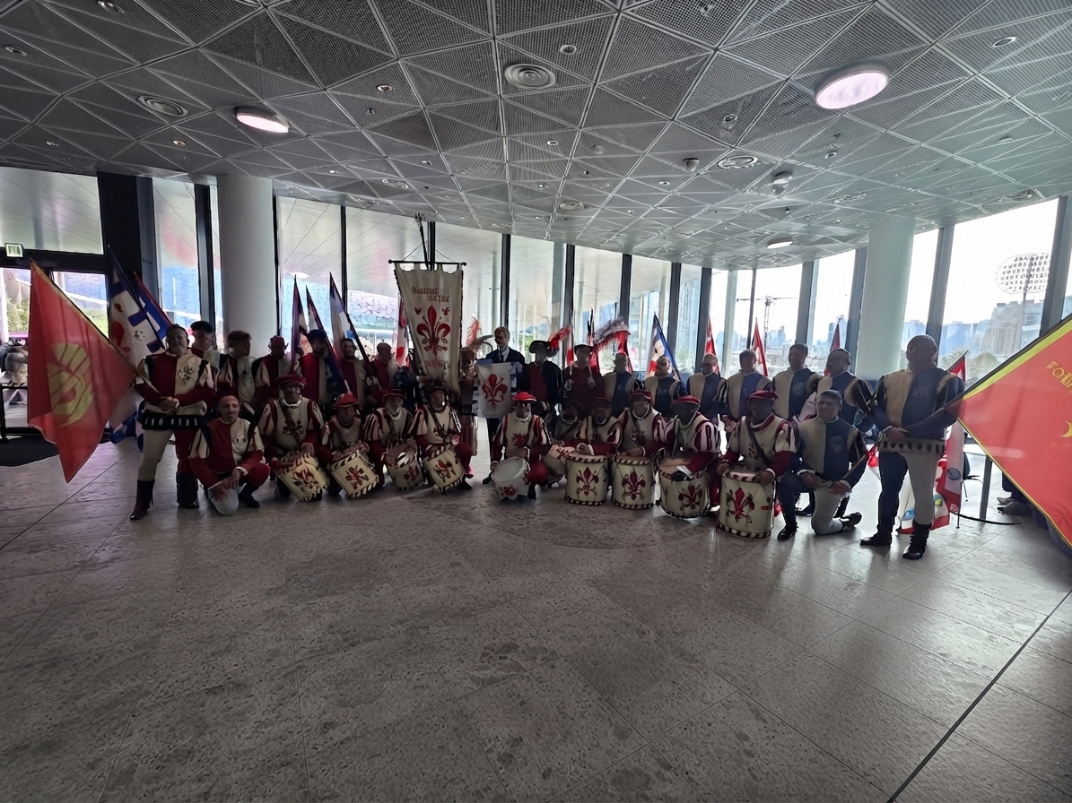 I Bandierai degli Uffizi con l'Ambasciatore d'Italia in Cina Massimo Ambrosetti a Hong Kong