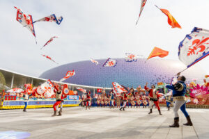 16 sbandieratori dei Bandierai degli Uffizi lanciano le bandiere al Kai Tak Stadium di Hong Kong