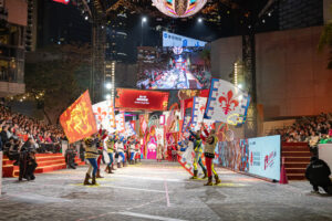 Sbandieratori dei Bandierai degli Uffizi eseguono la girandola con le bandiere sul main stage di Hong Kong