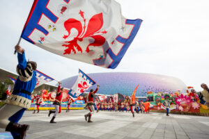 Sbandieratori dei Bandierai degli Uffizi entrano nello spazio dell'esibizione al Kai Tak Stadium di Hong Kong