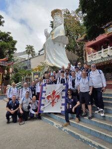 I Bandierai degli Uffizi davanti alla statua di Kwun Yam a Repulse Bay, Hong Kong