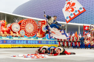 Sbandieratore dei Bandierai degli Uffizi esegue il salto del fiocco al Kai Tak Stadium di Hong Kong