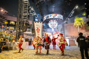 I Bandierai degli Uffizi escono dal main stage durante la parata del Capodanno Cinese a Hong Kong